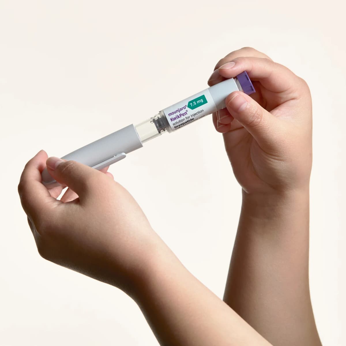 Hands holding a Mounjaro injection pen